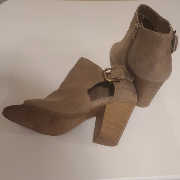 Stylish Tan Suede Like Ankle Booties Heeled Shoe Open Toe Womens Size 7.5 7-1/2 - Picture 6 of 10